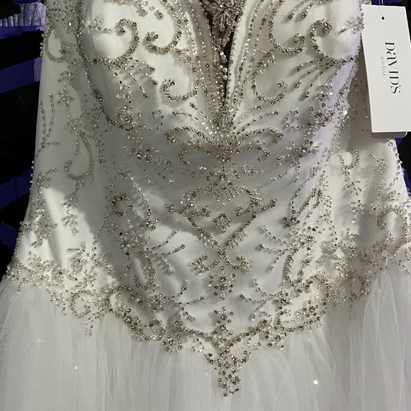 Ball gown wedding dress